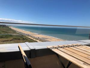 カブールにあるHorizon plageのビーチを望むバルコニー(ベンチ付)