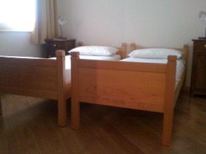 two twin beds in a bedroom with a window at Ferienwohnung für 6 Personen ca 75 qm in Pellizzano, Trentino Val di Sole in Trento