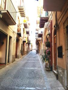 un callejón vacío con edificios y plantas a un lado en Dolce Risveglio en Cefalú
