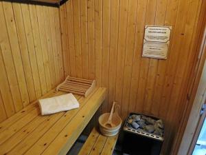 uma sauna de madeira com um banco e uma placa em Gemütliches Ferienhaus Lea für 5 Personen mit Sauna und Kaminofen von Privat im Ferienpark Extertal em Extertal