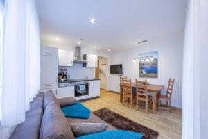 Il comprend un salon et une cuisine avec un canapé et une table. dans l'établissement Schöne Ferienwohnung in Sankt Leonhard In Passeier mit Terrasse, à San Leonardo in Passiria