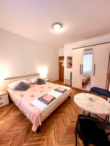 1 dormitorio con 1 cama grande y 1 mesa en Apartment Asi, en Dubrovnik