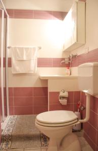 チェファルにあるDolce Risveglioのバスルーム(トイレ、洗面台付)