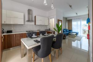 Kuchyň nebo kuchyňský kout v ubytování Breathtaking Penthouse Crimson Court B + 15 fotografií