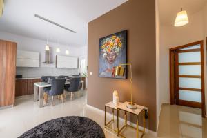 Posezení v ubytování Breathtaking Penthouse Crimson Court B