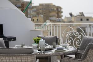 Balkón nebo terasa v ubytování Breathtaking Penthouse Crimson Court B