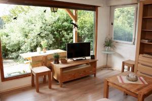 TV/trung tâm giải trí tại Ruhig gelegener Ferienbungalow mit Terrasse und Garten am Waldrand +14 ảnh