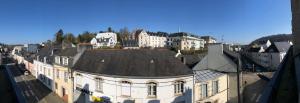een luchtzicht op een stad met gebouwen bij LE CACTUS - Beau T2 - 10 min du centre à pied et parking facile in Quimper