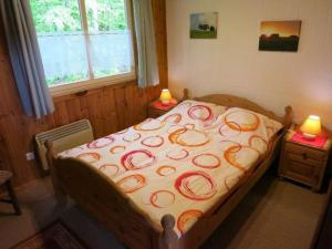 מיטה או מיטות בחדר ב-Ferienhaus Mara für 5 Personen mit Sauna und Kaminofen am Waldrand vom Ferienpark Extertal