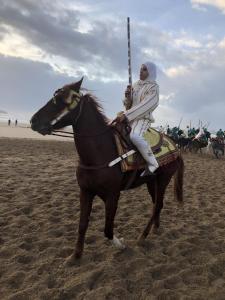 un hombre montando un caballo en la playa en Jolie propriété de campagne calme et spacieuse 