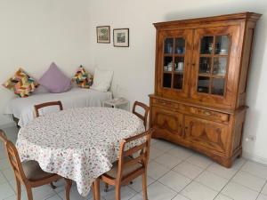 Zimmer mit einem Tisch, einer Kommode und einem Schlafzimmer in der Unterkunft Mas de Dard in Saintes-Maries-de-la-Mer