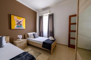 Postel nebo postele na pokoji v ubytování Breathtaking Penthouse Crimson Court B