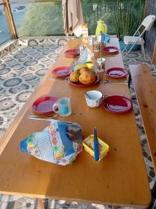 un tavolo in legno con piatti di cibo sopra di Get house kira a Cidade Velha