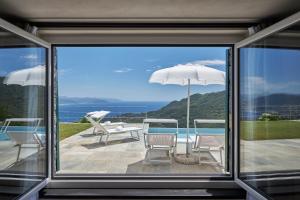 eine Terrasse mit Meerblick vom Fenster aus in der Unterkunft Villa Belvedere by Il Leccio Luxury Resort in Santa Margherita Ligure
