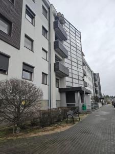 budynek z ławką przed nim w obiekcie Apartament Kokpit w mieście Piła