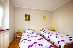 グジボボにあるVilla Arubaのベッドルーム1室(隣り合わせのベッド2台付)