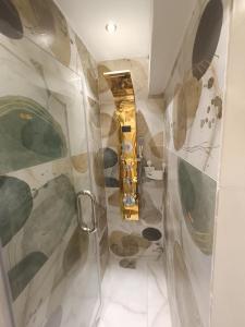 ein Badezimmer mit einer goldenen Uhr an der Wand in der Unterkunft ستوديو فندقى فاخر بالزمالك in Kairo