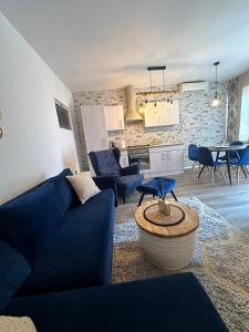 sala de estar con sofá azul y mesa en Villa Nada en Lovran