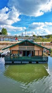 ein Haus auf einem Boot im Wasser in der Unterkunft Splav Cilim House in Belgrad