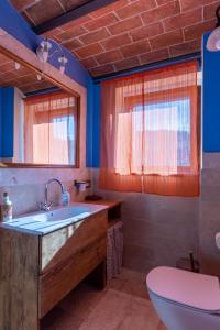 RigomagnoにあるIl Poggio Dell'Eremitaのバスルーム(洗面台、トイレ付)