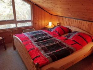 ein Schlafzimmer mit einem Holzbett in einer Hütte in der Unterkunft Gemütliches Ferienhaus Nora für 5 Personen mit Sauna und Kaminofen von Privat im Ferienpark Extertal in Extertal