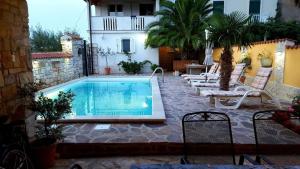 Басейн в или близо до Ruhig gelegenes Ferienhaus mit beheiztem Pool und Meerblick am Rande einer Olivenplantage