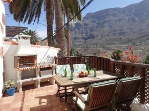 einen Tisch und Stühle auf einem Balkon mit Aussicht in der Unterkunft Ferienhaus für 4 Personen ca 108 m in Santa Lucía de Tirajana, Gran Canaria Binnenland Gran Canaria in La Sorrueda