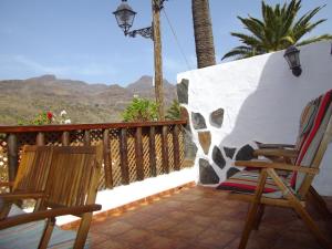 eine Terrasse mit Stühlen und Bergblick in der Unterkunft Ferienhaus für 4 Personen ca 108 m in Santa Lucía de Tirajana, Gran Canaria Binnenland Gran Canaria in La Sorrueda