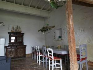 comedor con mesa y algunas sillas en Dortoirs 12per en Mas-Saintes-Puelles