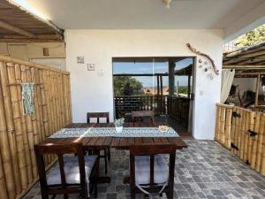 a wooden table and chairs on a patio at Departamento con vista al mar y piscina compartida in Máncora