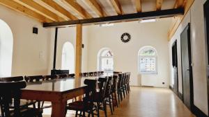 una sala conferenze con un lungo tavolo e sedie di Maison de maître & spa a Cornimont