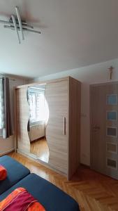 Giường trong phòng chung tại Mestsky byt-City Flat