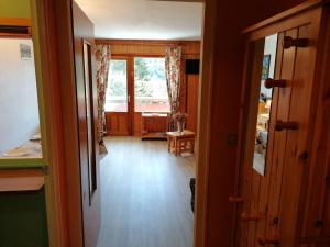 an empty room with a hallway with a window at Appartement Le Grand-Bornand, 1 pièce, 4 personnes - FR-1-241-65 in Le Grand-Bornand