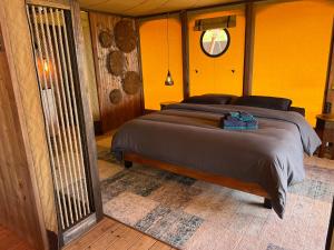 a bedroom with a large bed in a room at Aurora Escorpião in Burgau