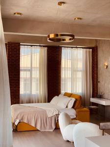 una camera con letto, divano e finestre di BASED - Mersing a Mersing