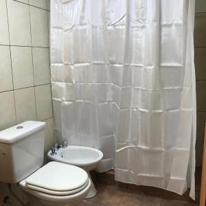 Baño blanco con aseo y lavamanos en Cabañas Altos de Artalaz en Colón