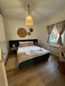 Un dormitorio con una cama grande y una lámpara de araña. en Villa Nada, en Lovran