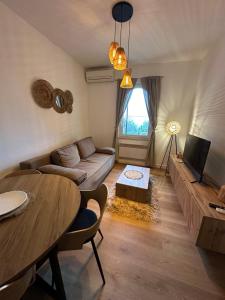 uma sala de estar com um sofá e uma mesa em Villa Nada em Lovran
