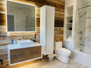 uma casa de banho com um lavatório e um WC em Superior Master Queen Ensuite with Private Balcony em Cataratas do Niágara