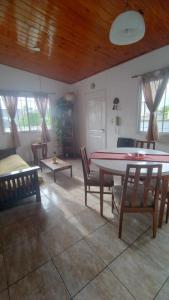 ein Wohnzimmer mit einem Tisch und Stühlen in der Unterkunft Departamento tranquilo y luminoso in La Plata