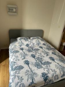 a bed with a blue and white blanket on it at Station 173 B Bruxelles-Charleroi-airport in Charleroi