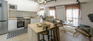 cocina y sala de estar con mesa y sillas en Ramos Gardens en Baena