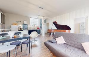 Awesome Apartment In Limoges With Wifi في ليموج: غرفة معيشة مع أريكة وبيانو