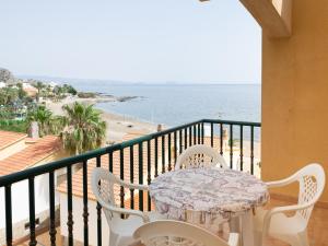 a table and chairs on a balcony with a view of the beach at Apartamentos El Calón Playa in Cuevas del Almanzora