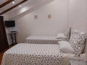 una piccola stanza con due letti e un divano di Apt Lavender on Nincevica St-1 BR Apt 5 min to the Old Town of Split a Spalato (Split)