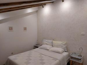 una camera da letto con un letto con due cuscini di Apt Lavender on Nincevica St-1 BR Apt 5 min to the Old Town of Split a Spalato (Split)