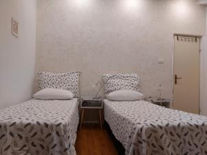 Letto o letti in una camera di Apt Lavender on Nincevica St-1 BR Apt 5 min to the Old Town of Split