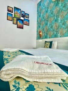 sypialnia z łóżkiem z kocem w obiekcie La Curcuma Luxury Homestay w mieście Khajuraho