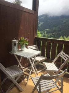 een picknicktafel en stoelen op een balkon met uitzicht bij Wohnung, Aussicht, traditionell, Bad Kleinkirchheim in Obertschern