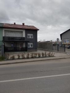 uma casa na berma da estrada com uma rua em Apartman Incerum em Pozega